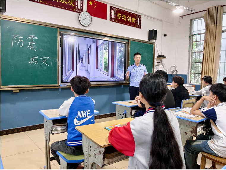 珠海边检总站开平边检站支教民警罗洪伟在广西三江侗族自治县仁里小学为学生们讲授防震减灾专题安全教育课