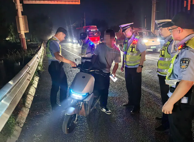重拳出击治炸街 净化道路通行环境