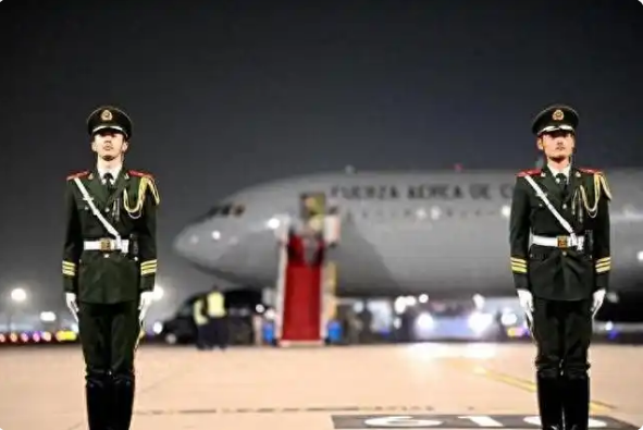 &ldquo;空军一号&rdquo;前屹立的礼兵：发动机的热浪拍打后背 站在那里不仅代表我自己
