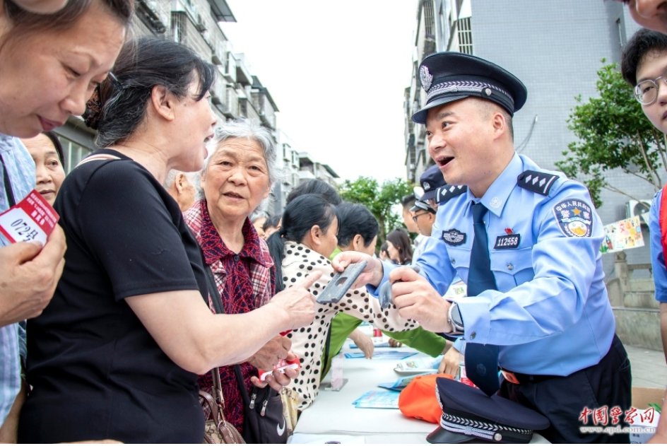 成都铁路公安局重庆公安处江津北站派出所联合辖区铁路企业开展爱路护路宣传活动