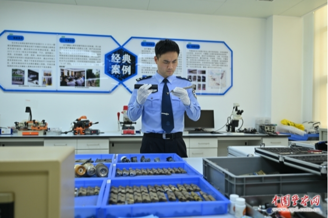 长沙市公安局刑侦支队许斌：寻踪觅痕迹 解疑明真相