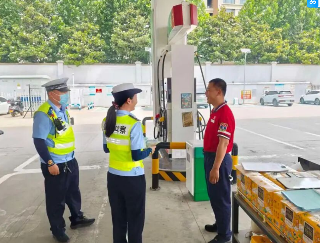 临沂交警精准发力 深入辖区加油（充电）站开展交通安全宣传活动