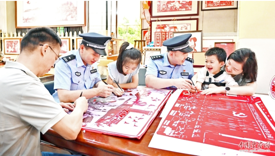 福建省德化县公安局开展特色党建活动，民警邀请辖区幼儿园小朋友们共同参与非遗创作