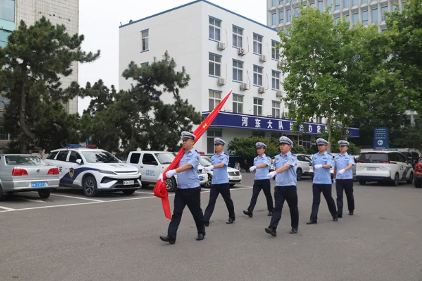 峥嵘岁月，不忘初心，向党致敬！临沂公安交管支队各大队  隆重举行升国旗仪式