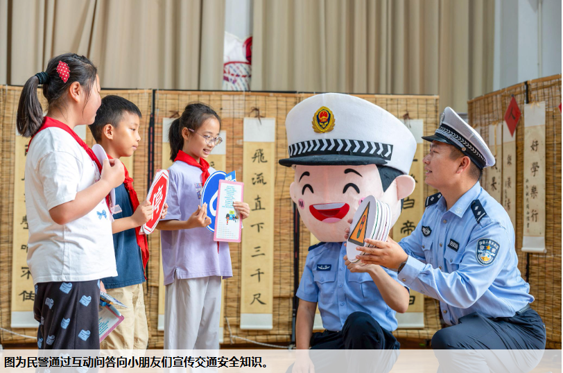 上海市公安局崇明分局交管支队组织民警来到辖区为小朋友们带来了一堂生动的交通安全教育课。